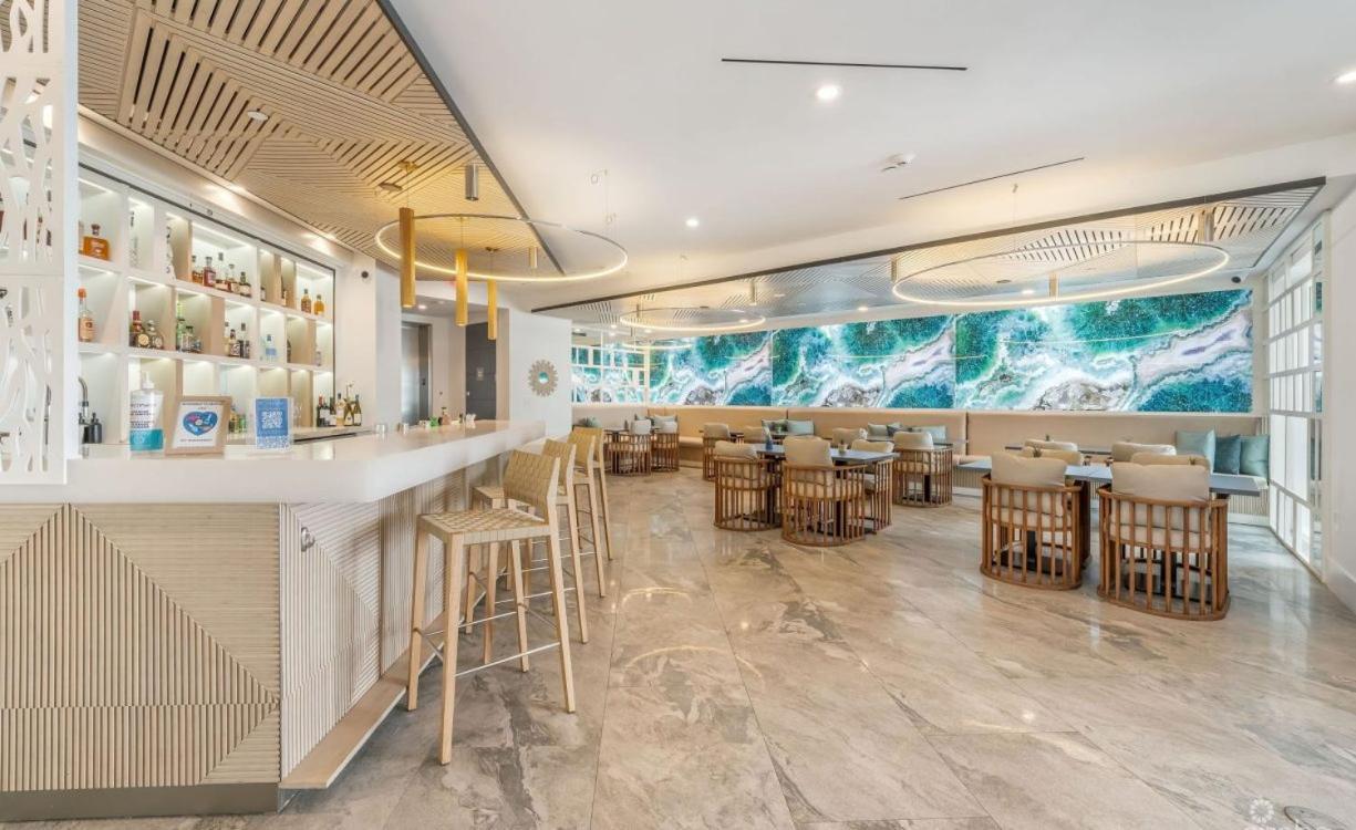 Rum Point Club Residences Driftwood Village Екстер'єр фото